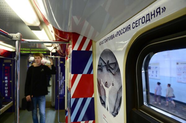 В вагоне тематического поезда метро Москва-870, запущенного в честь 870-летнего юбилея Москвы