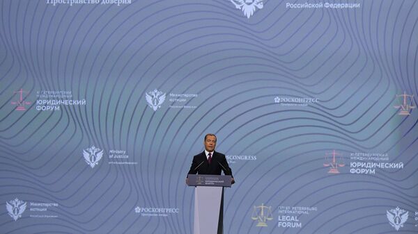 Медведев предложил зарубежным странам вместе бороться против санкций Запада