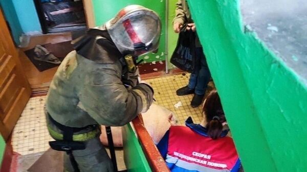 Сотрудники МЧС спасают свинью на пожаре в жилом доме в Архангельске