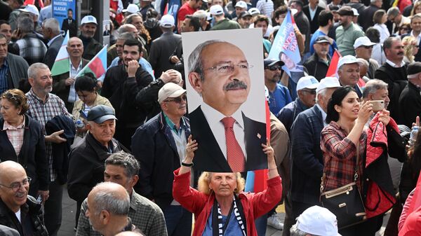 Участники предвыборного митинга в поддержку кандидата в президенты от Республиканской народной партии Кемаля Кылычдароглу в Анкаре