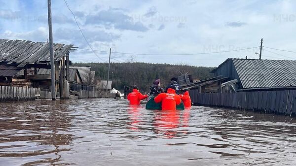 Сотрудники МЧС работают с местным населением в селе Преображенка во время затопления из-за паводков и разлива реки Нижняя Тунгуска в Иркутской области