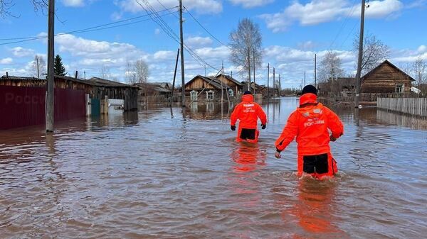 Сотрудники МЧС на месте затопления в селе Преображенка из-за паводков и разлива реки Нижняя Тунгуска в Иркутской области