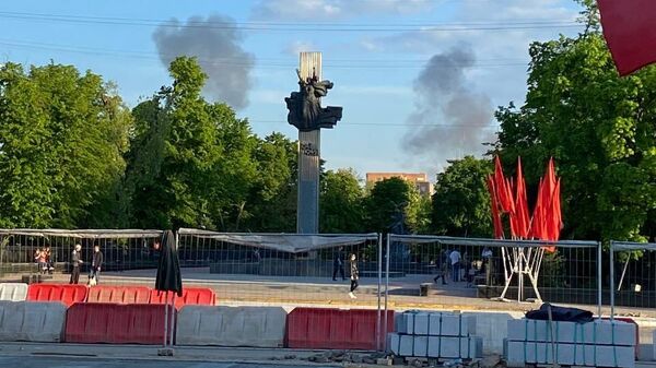 Дым после взрыва в Луганске