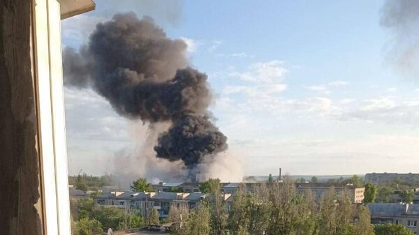 Дым на месте взрыва в Луганске
