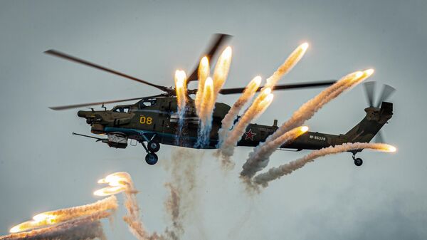 Вертолет Ми-28Н Ночной охотник пилотажной группы Беркуты выполняет демонстрационный полет в рамках Международного форума Армия-2020