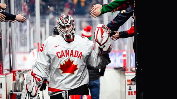 Канадский хоккеист Сэм Монтембо на чемпионате мира 2023 года