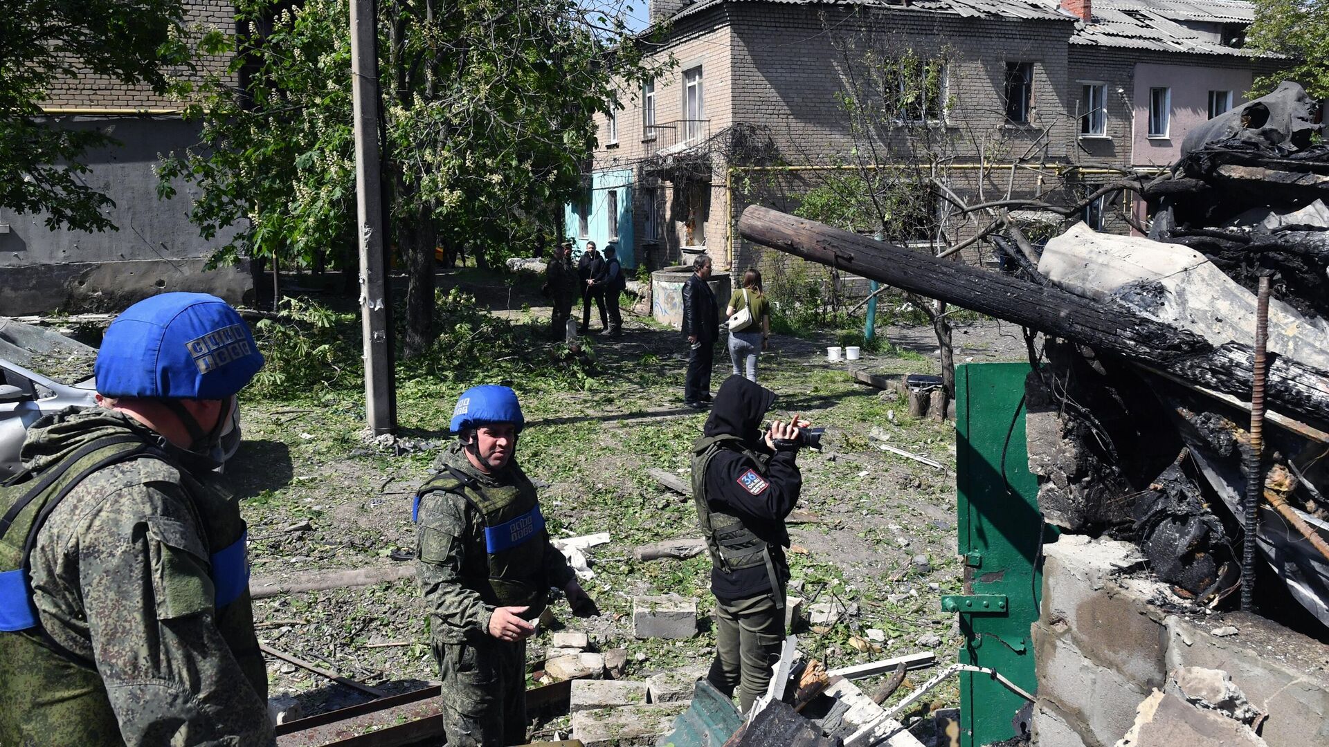 Сотрудники СЦКК у жилого дома в районе Юбилейный Луганска, разрушенного в результате обстрела со стороны ВСУ   - РИА Новости, 1920, 13.05.2023