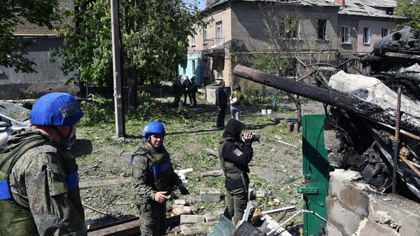 Сотрудники СЦКК у жилого дома в районе Юбилейный Луганска, разрушенного в результате обстрела со стороны ВСУ  