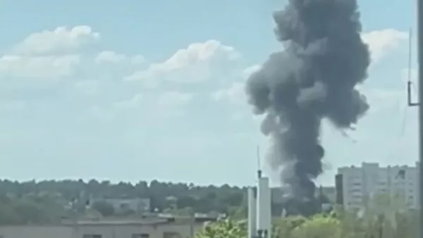 Дым после падения вертолета Ми-8 в Брянской области