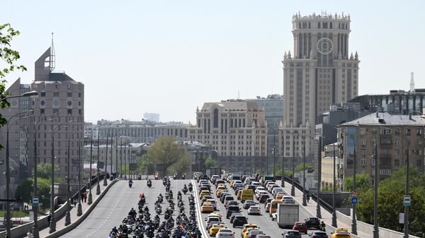 Участники мотофестиваля едут по Садовому кольцу в Москве