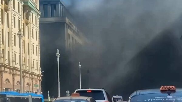 Облако черного дыма из-за горящей стройки в центре Москвы