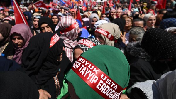 Сторонники действующего президента Турции Реджепа Эрдогана во время митинга в районе Касымпаша, Стамбул