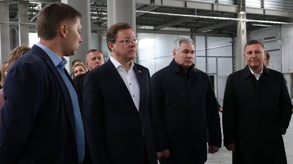 Губернатор Самарской области Дмитрий Азаров посетил новый завод по производству безалкогольных напитков