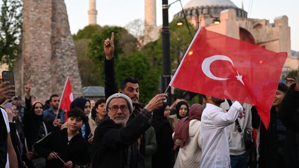 Сторонник нынешнего президента Турции Реджепа Тайипа Эрдогана в районе мечети Айя-София в Стамбуле