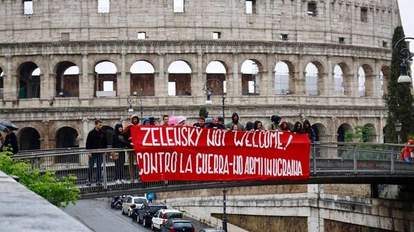 Участники акции протеста против визита Зеленского в Италию в Риме