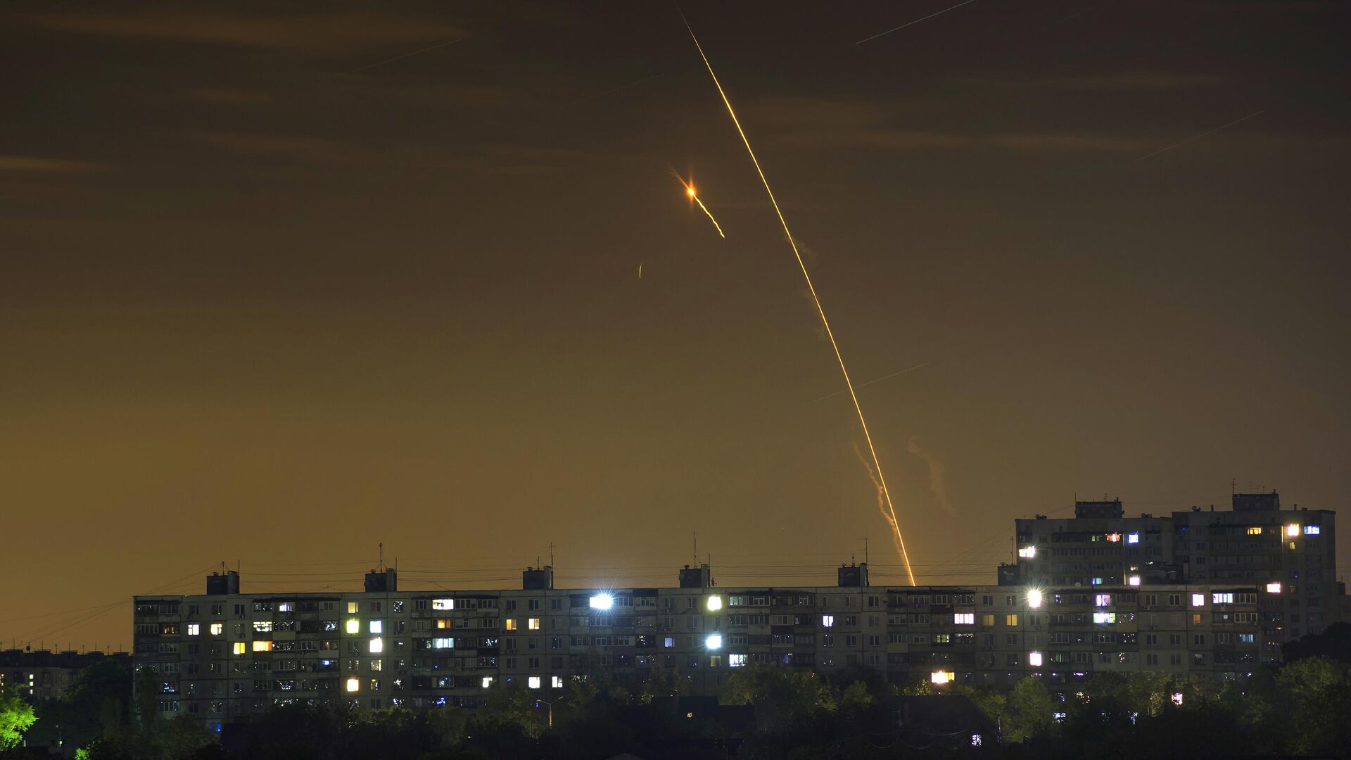 Ракеты, запущенные из Белгородской области, видны в Харькове. 14 мая 2023 - РИА Новости, 1920, 12.05.2024