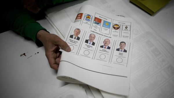 Представитель избирательной комиссии готовит бюллетени на избирательном участке в Стамбуле, Турция