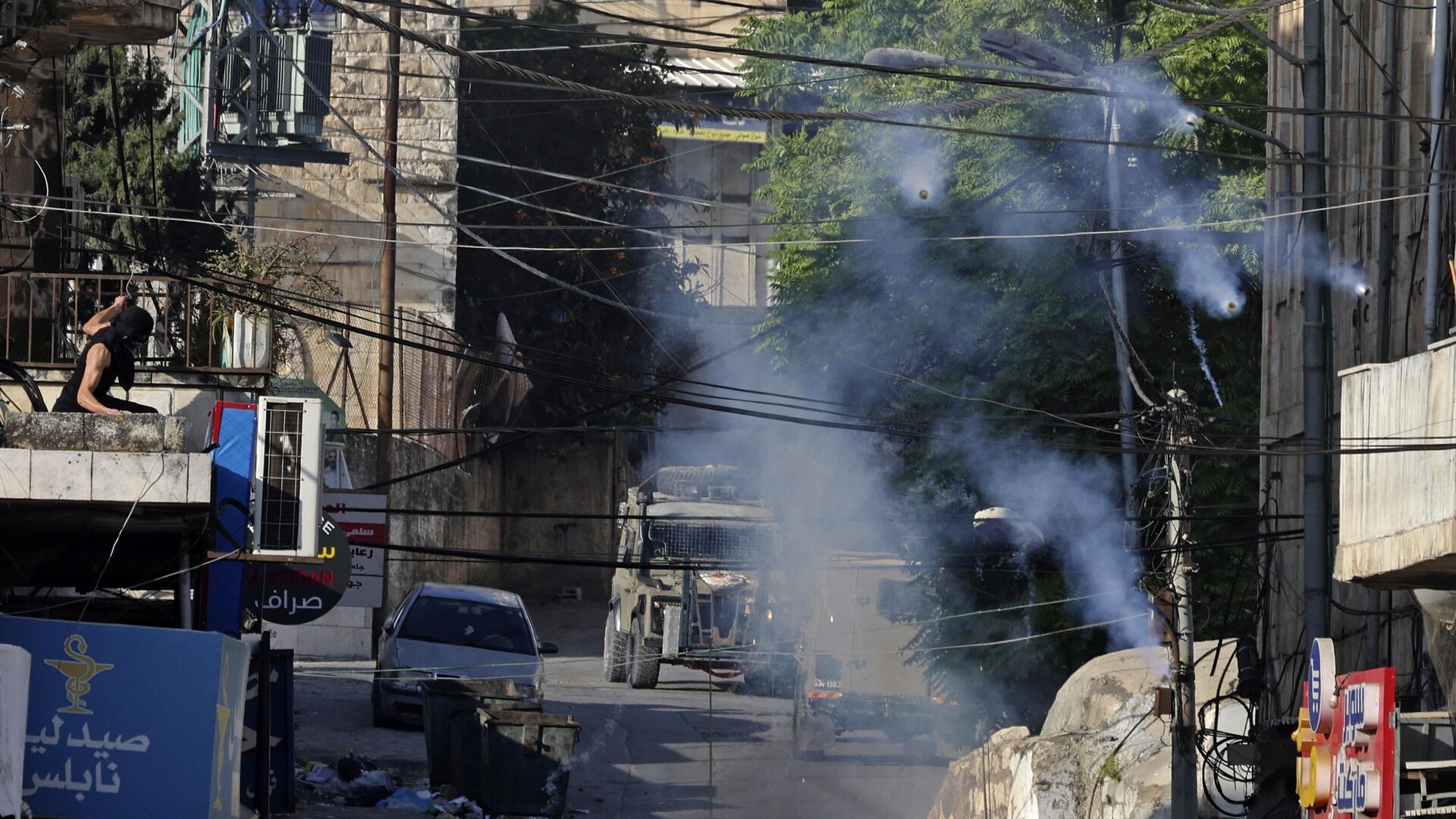 Израильские силы безопасности применяют слезоточивый газ в городе Ниблус для разгона палестинцев во время протеста против действий Израиля  - РИА Новости, 1920, 14.05.2023