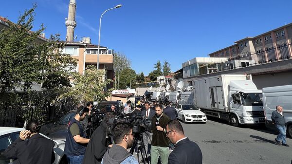 Журналисты в ожидании прибытия на избирательный участок президента Турции Реджепа Тайипа Эрдогана