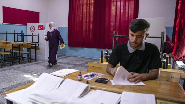 Женщина голосует на избирательном участке в Диярбакыре, Турция
