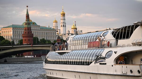 Прогулочный катер в акватории Москвы-реки неподалеку от Московского кремля