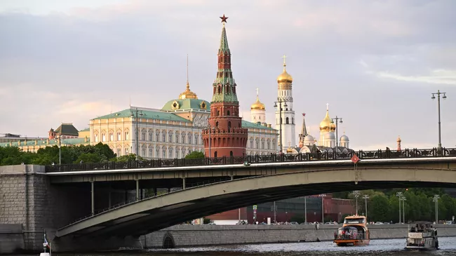 Водовзводная башня Московского Кремля и Большой Кремлевский дворец