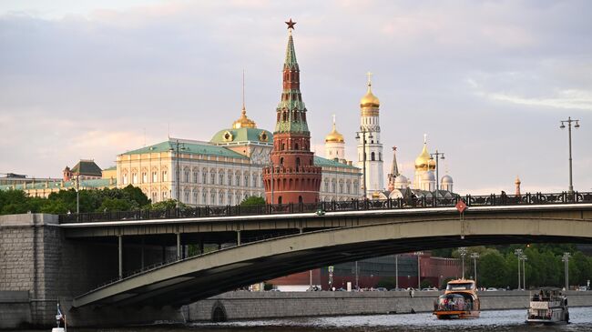 Водовзводная башня Московского Кремля и Большой Кремлевский дворец