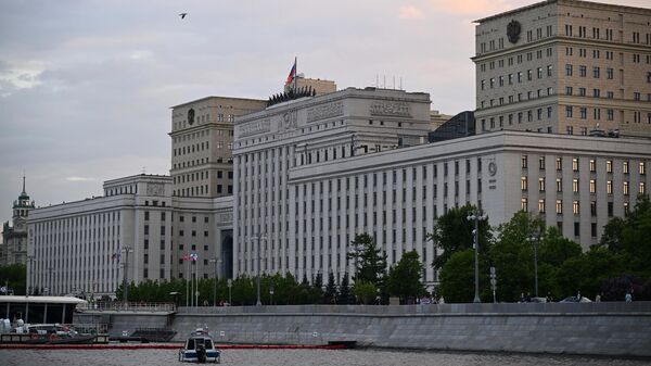 Вид на здание Министерства обороны на Фрунзенской набережной в Москве