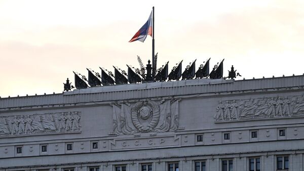 Флаг на здании Министерства обороны России на Фрунзенской набережной в Москве