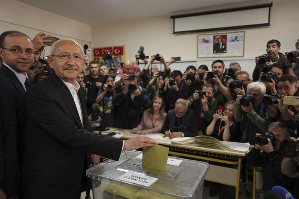 Кемаль Кылычдароглу голосует на избирательном участке в Анкаре