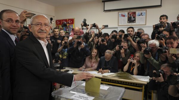 Kemal Kılıçdaroğlu is voting at a ballot box in Ankara.