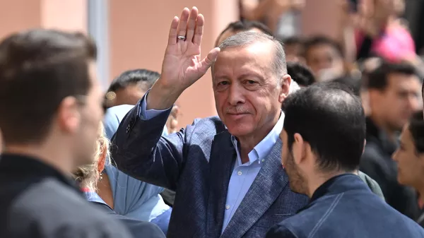 Президент Турции Реджеп Тайип Эрдоган у избирательного участка во время голосования на всеобщих выборах в Стамбуле