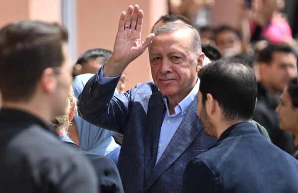 Президент Турции Реджеп Тайип Эрдоган у избирательного участка во время голосования на всеобщих выборах в Стамбуле