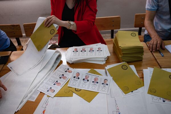 Сотрудники избирательной комиссии готовят бюллетени на избирательном участке в Адане
