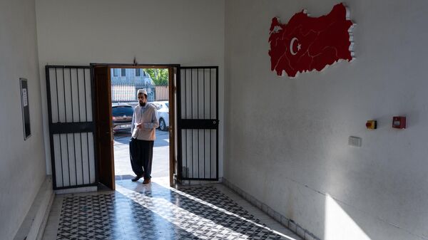 Мужчина на избирательном участке в Стамбуле