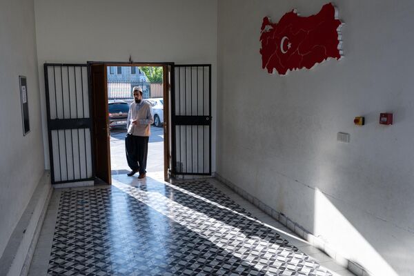 Мужчина на избирательном участке в Стамбуле
