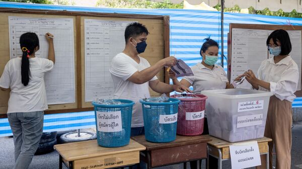 Представитель избирательной комиссии опечатывает урну для голосования на избирательном участке в Бангкоке, Таиланд