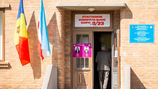 Избиратель во время голосования во втором туре выборов главы Гагаузии у входа на избирательный участок города Вулкэнешть