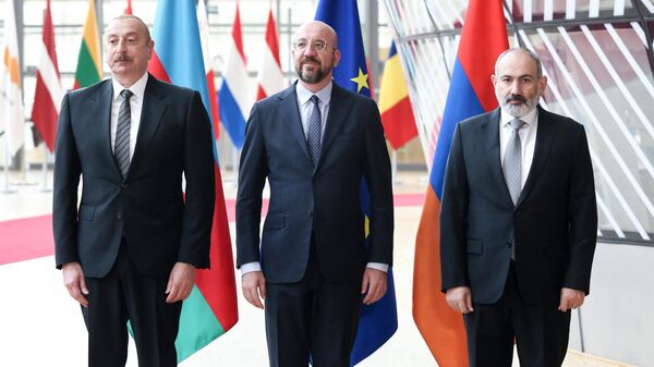 Президент Азербайджана Ильхам Алиев, председатель Европейского совета Шарль Мишель и премьер-министр Армении Никола Пашинян во время встречи в Брюсселе