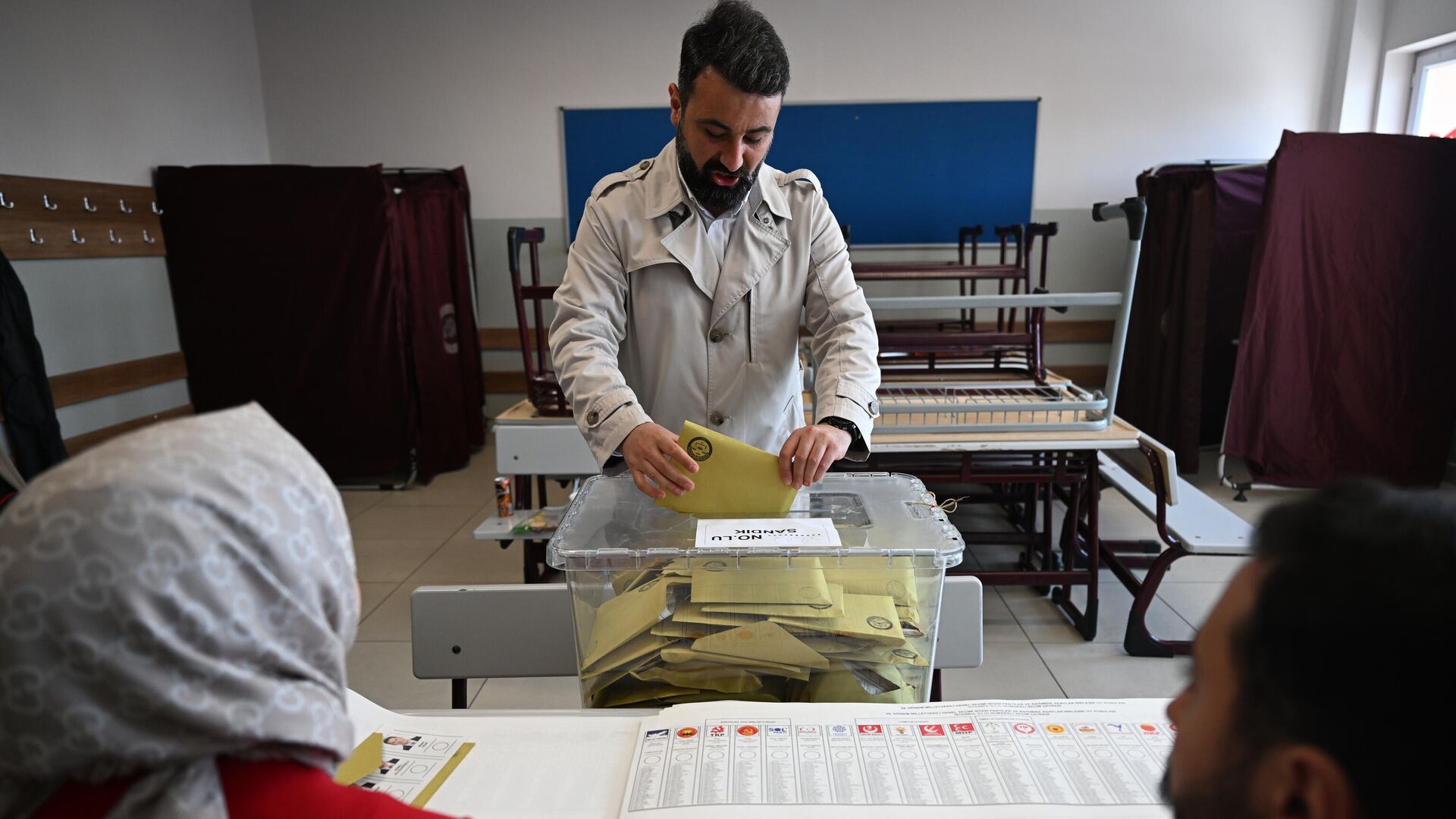 Избиратель опускает бюллетени в урну на избирательном участке во время голосования на всеобщих выборах в Стамбуле. Архивное фото - РИА Новости, 1920, 22.05.2023