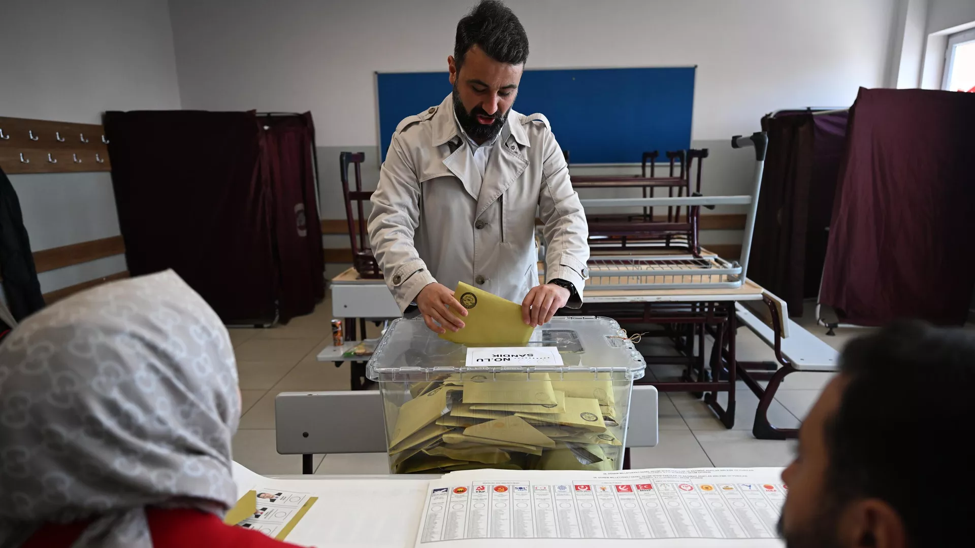 Избиратель опускает бюллетени в урну на избирательном участке во время голосования на всеобщих выборах в Стамбуле - РИА Новости, 1920, 14.05.2023
