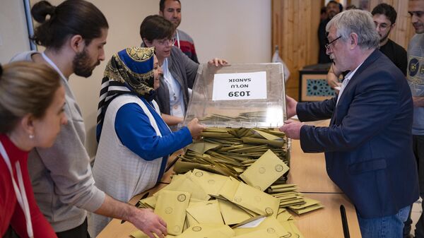 Члены избирательной комиссии подсчитывают бюллетени на избирательном участке в Стамбуле