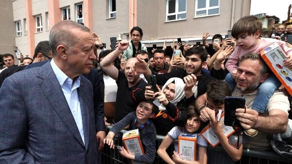Президент Турции Реджеп Тайип Эрдоган после голосования на избирательном участке в ходе всеобщих выборов в Стамбуле