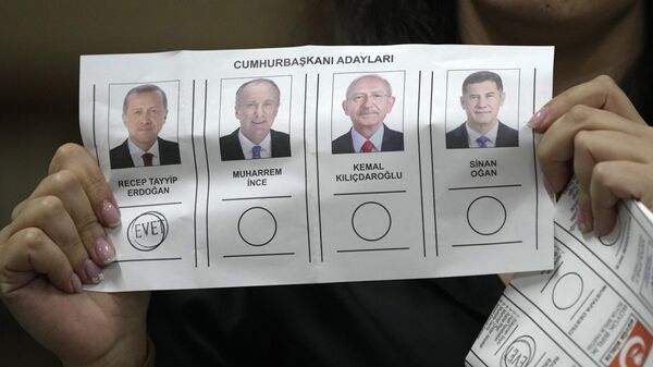 Бюллетень с голосом за Реджепа Тайипа Эрдогана на избирательном участке в Стамбуле
