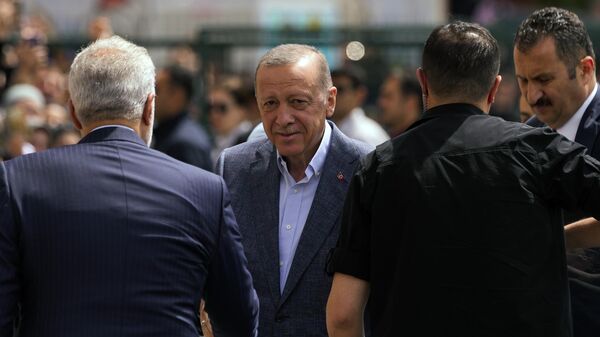 Президент Турции Реджеп Тайип Эрдоган прибывает для голосования на избирательный участок в Стамбуле