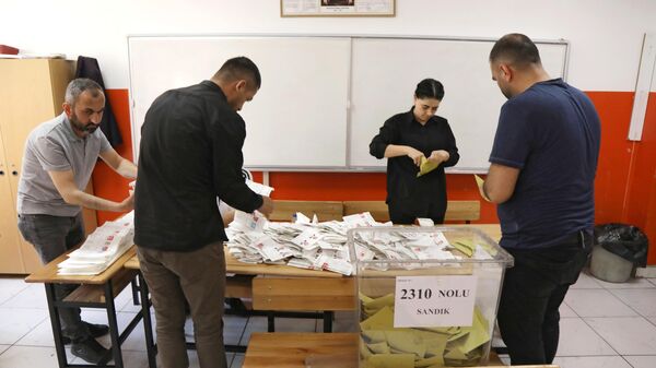 Сотрудники избирательной комиссии на одном из избирательных участков в Стамбуле во время подсчета голосов по итогам всеобщих выборов