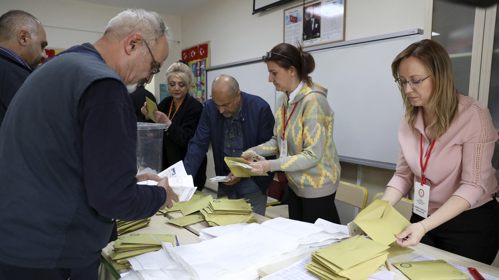 Подсчет бюллетеней на избирательном участке в Анкаре - РИА Новости, 1920, 14.05.2023