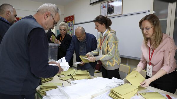Подсчет бюллетеней на избирательном участке в Анкаре