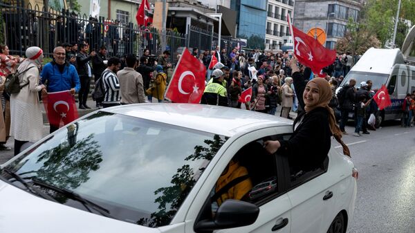 Сторонники Партии справедливости и развития ждут подсчета результатов выборов в Стамбуле