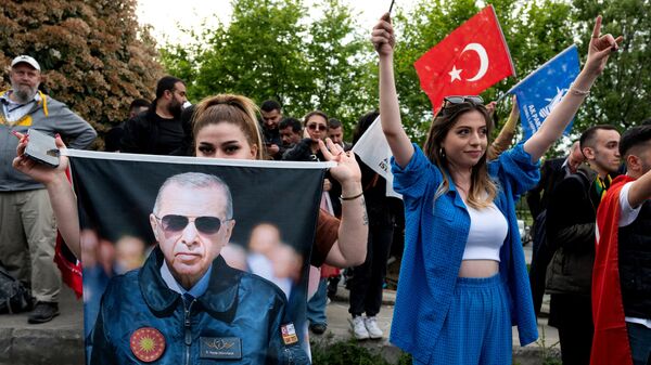 Сторонники Партии справедливости и развития (ПСР) ждут результатов выборов в Стамбуле